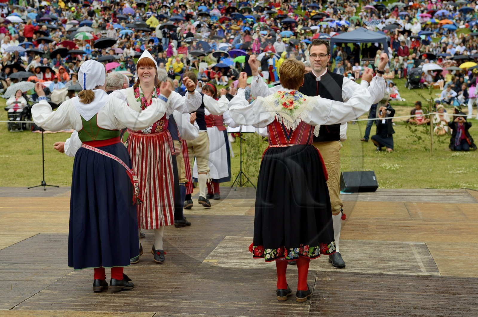 Suède, comté de Dalécarlie, Leksand, les très populaires célébrations du solstice d'été pour la Saint-Jean, danses folkloriques en costumes traditionnels
