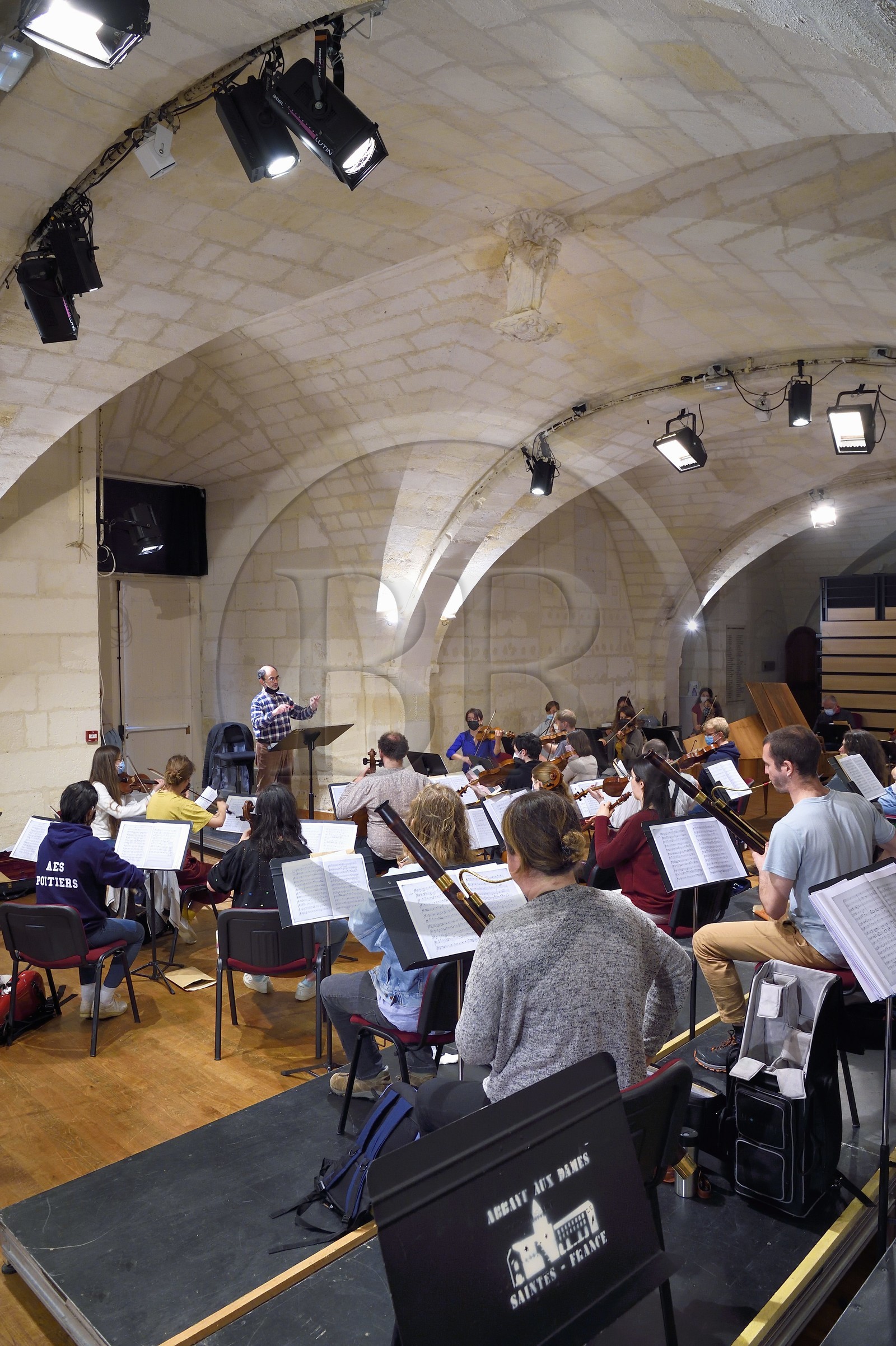France, Charente-Maritime (17),  Saintonge, Saintes, Abbaye aux Dames - la cité musicale, répétitions de concert du Jeune Orchestre de l'Abbaye dirigé par le chef Christopher Coin, orchestre en formation Master en liaison avec l'université de Poitier