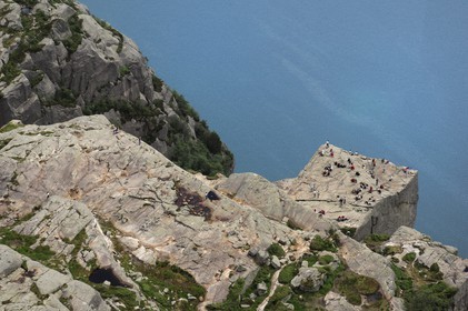 Norvège, Rogaland, randonneurs rocher de la Chaire (Preikestolen) dans le Lysefjord - fjord de Lysebotn (vue aérienne)