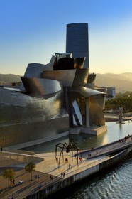 Espagne, Biscaye, Pays Basque espagnol, Bilbao, le musée Guggenheim de l'architecte Frank Gehry et la sculpture en forme d' Araignée de Louise Bourgeois intitulée Maman