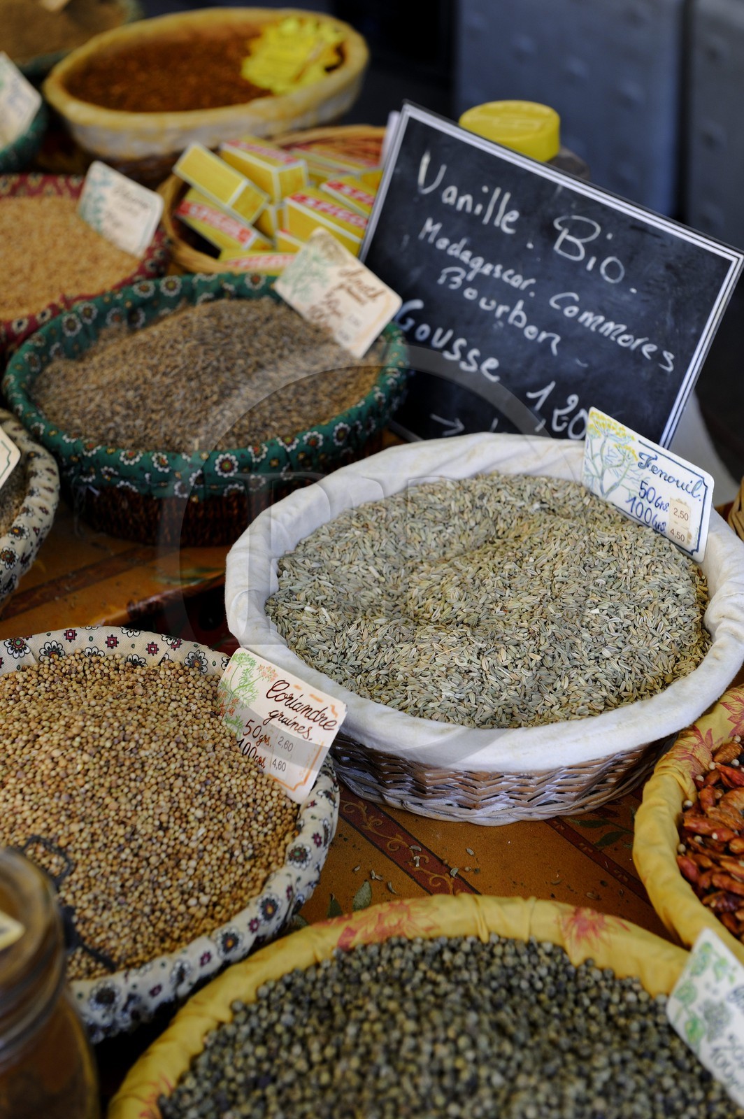 France, Bouches-du-Rhône (13), Aix-en-Provence, marché place de l'Hôtel de ville, étal aux épices
