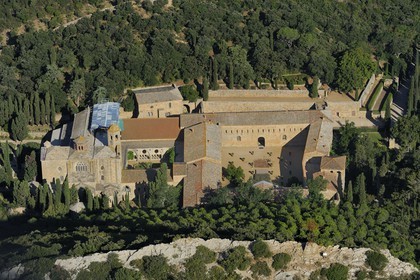 France, Aude (11), abbaye cistercienne de Fontfroide dans le Massif des Corbières (vue aérienne)