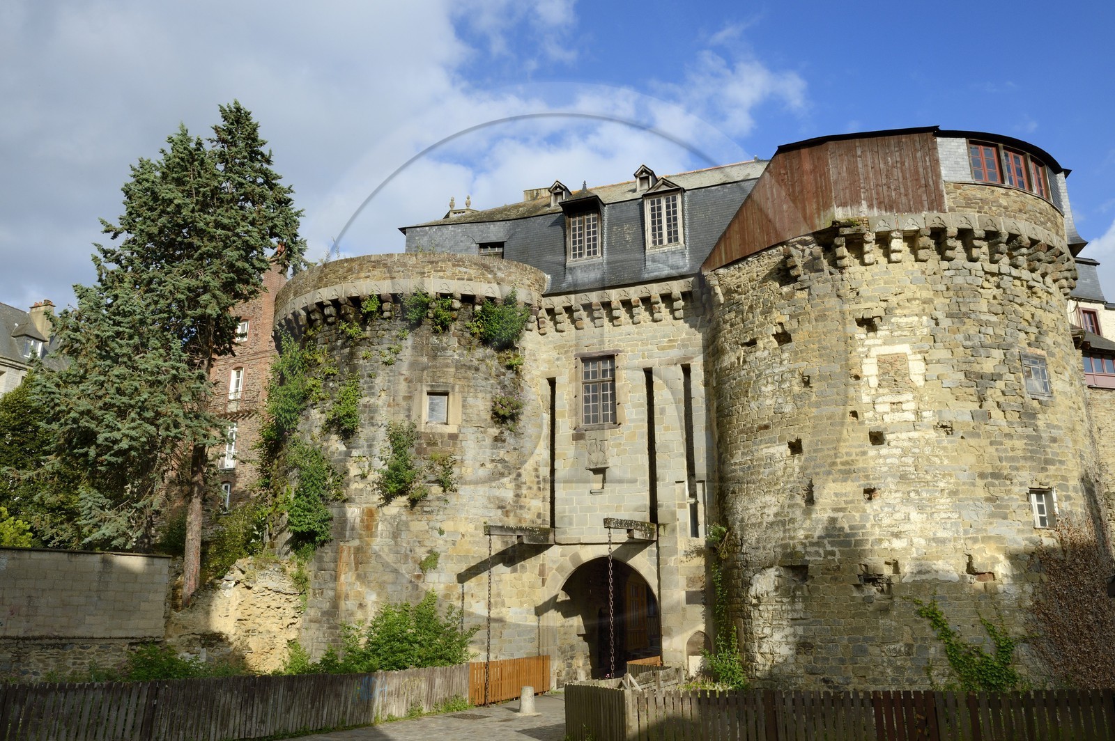 France, Ille-et-Vilaine (35), Rennes, la porte mordelaise, le chatelet d'entrée est un vestige des remparts de Rennes