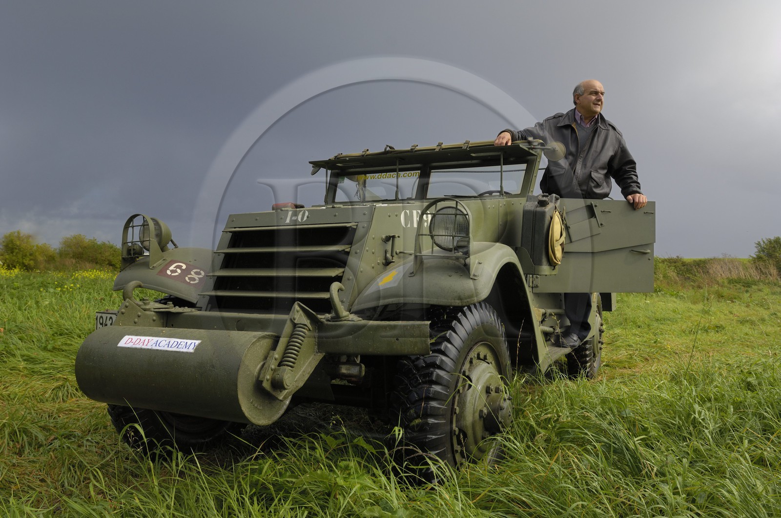 France, Calvados (14), Caen, Jean-Pierre Benamou président de Dday academy fait visiter les sites du débarquement en matériel militaire, ici en white scout-car M3A1