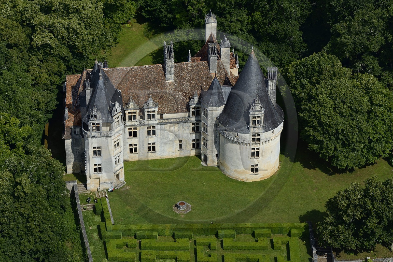 France, Dordogne (24), Périgord Vert, Villars, Chateau de Puyguilhem (vue aérienne)