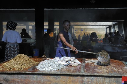 Tanzanie, Dar es-Salaam, marché aux poissons de Kivukoni, on fait frire les poissons dans des vasques métalliques abondamment remplies d'huile avant de le revendre à travers la ville