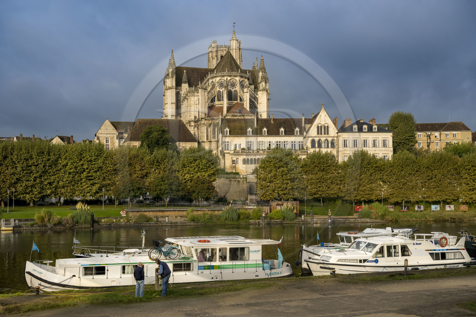 France, Yonne (89), Auxerre, la cathédrale Saint-Etienne et le port au premier plan