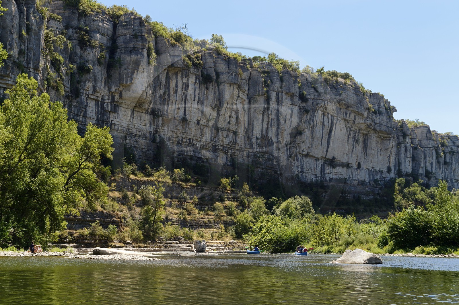 France, Ardèche (07), Ruoms, kayaks descendant la rivière Ardèche dans les défilés de Ruoms à Pradons, le cirque de Giens France, Ardèche (07), Ruoms, kayaks descendant la rivière Ardèche dans les défilés de Ruoms à Pradons, le cirque de Giens