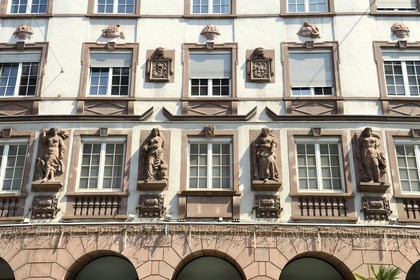 France, Bas-Rhin (67), Strasbourg, vieille ville classée au Patrimoine Mondial de l'UNESCO, La Grande Percée de 1908 dans le plan de la Neustadt, 1 rue du 22 Novembre, quatre figures féminines ornent la façade et cette symbolique illustre les quatre éléments