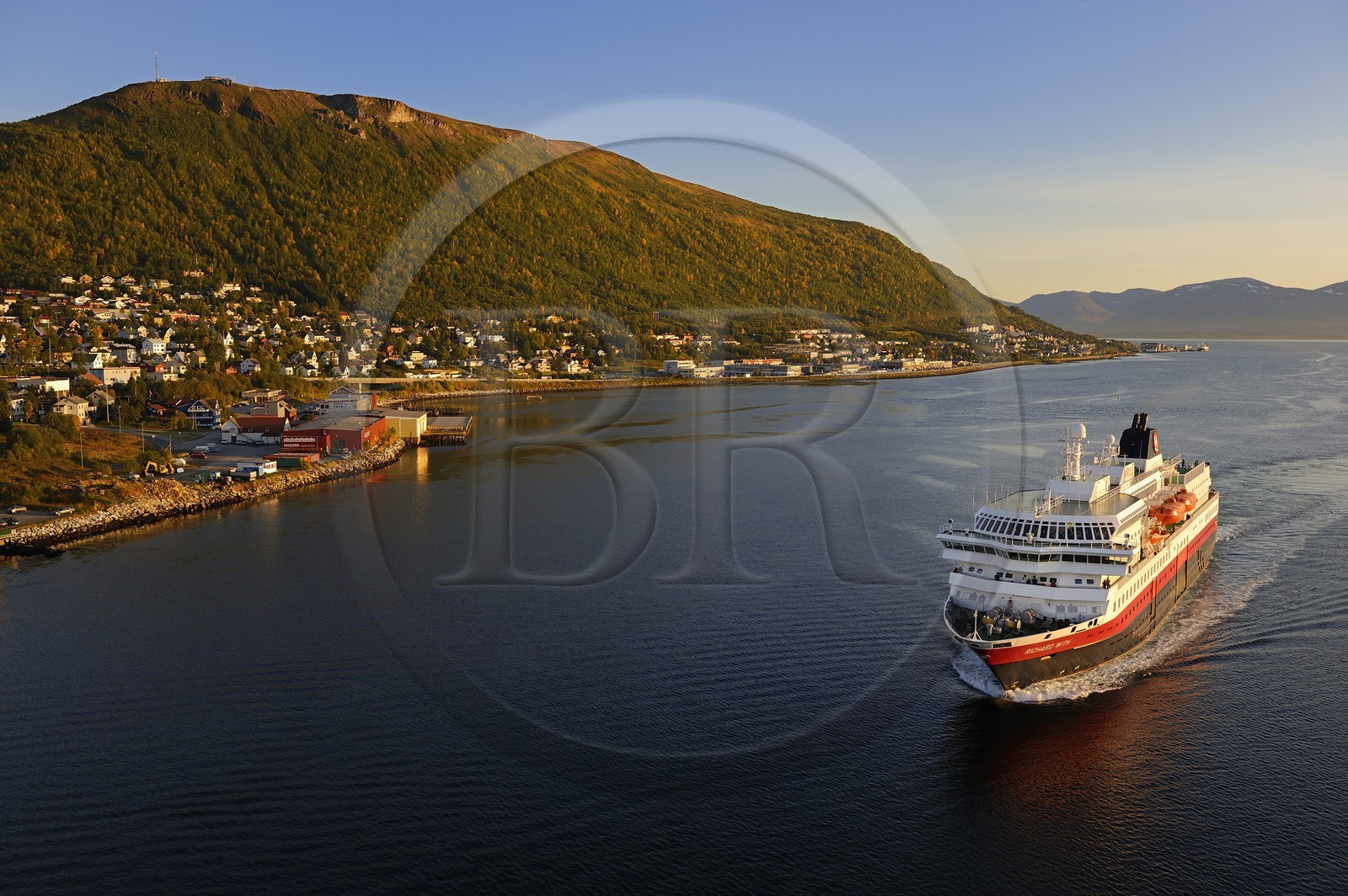 Norvège, Troms, le port de Tromso, l'express cotier Hurtigruten dans le fjord Tromsesundet