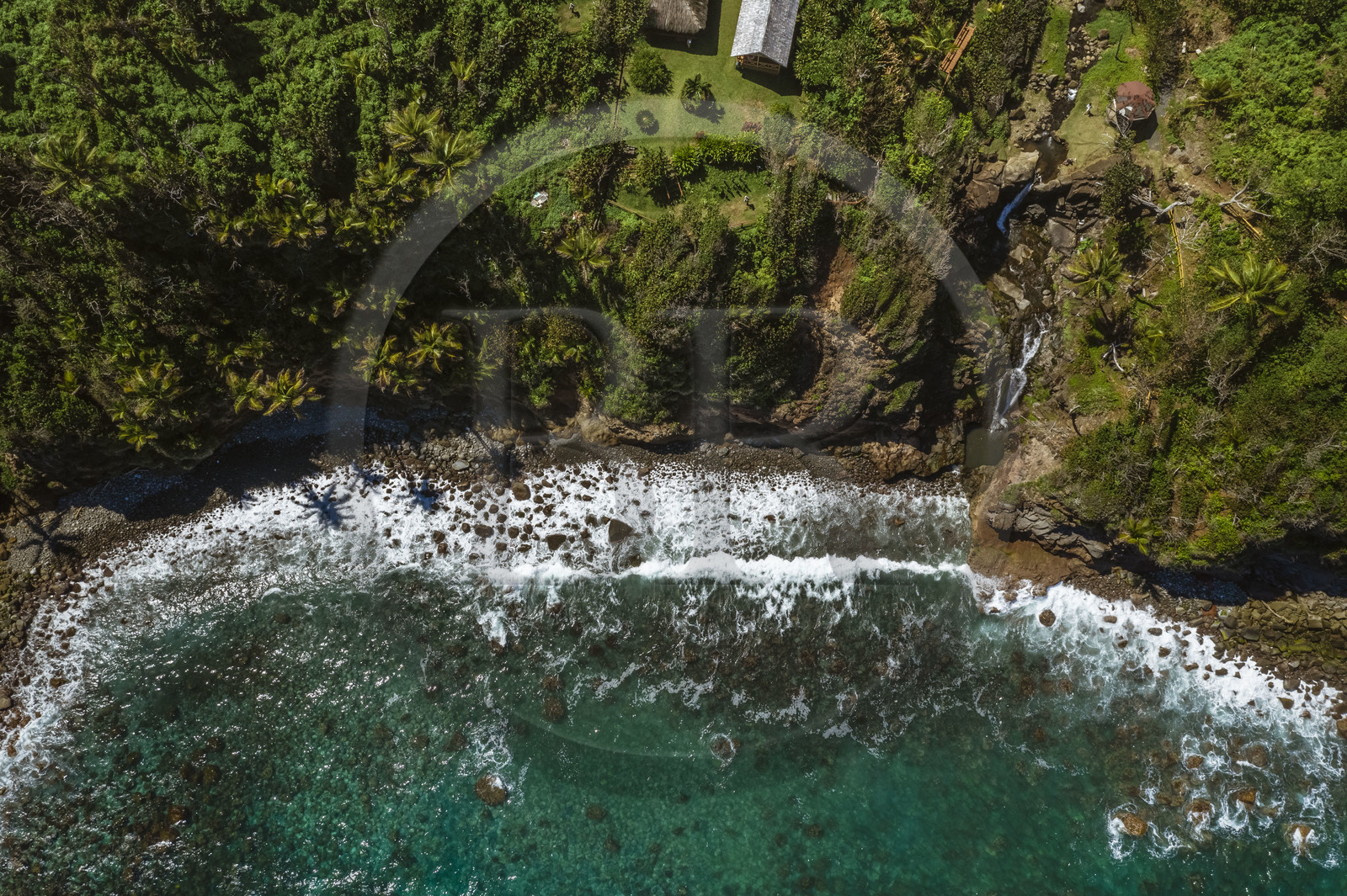 Caraïbes, Ile de la Dominique, Salybia, Territoire Kalinago, Kalinago Barana Autê (le village Caraïbe en bord de mer) (vue aérienne)