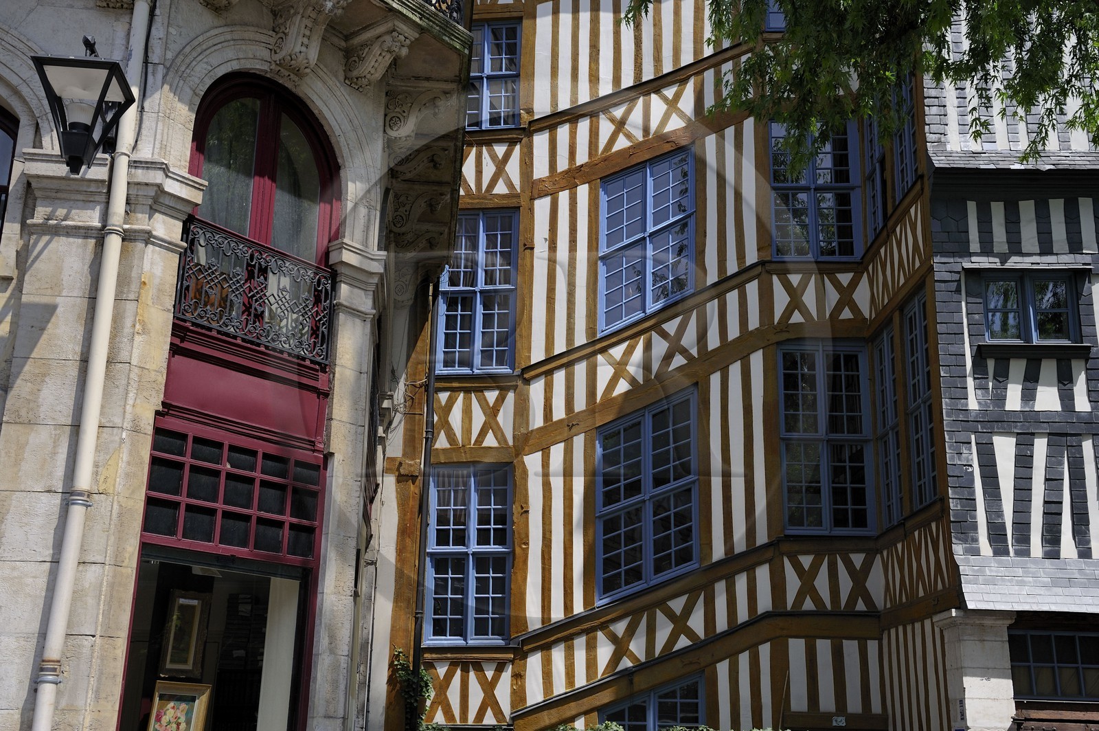 France, Seine-Maritime (76), Rouen, chambres d'hôtes la Maison Qui Penche place Barthélémy dans une ancienne maison à colombages France, Seine-Maritime (76), Rouen, chambres d'hôtes la Maison Qui Penche place Barthélémy dans une ancienne maison à colombages