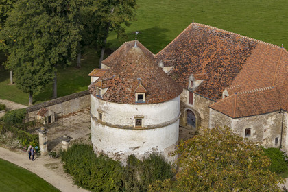 France, Côte-d'Or (21), Epoisses, le château d'Epoisses, colombier du XVIIe siècle et les communs (vue aérienne)