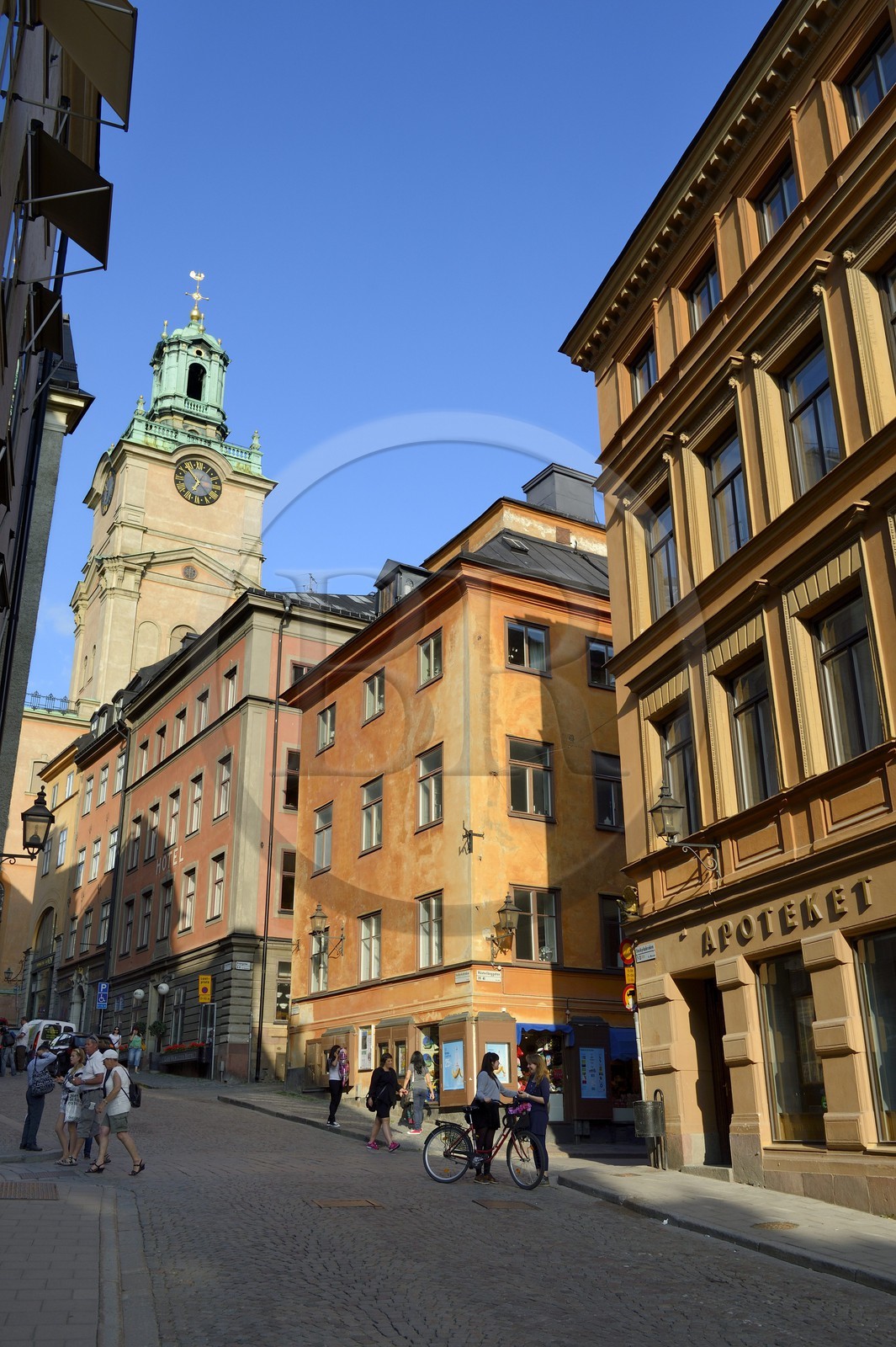 Suède, Stockholm, vieille ville dans l'île de Gamla stan (Gamala Stan Riddarholmen), la cathédrale au bout de la rue Storkyrkobrinken