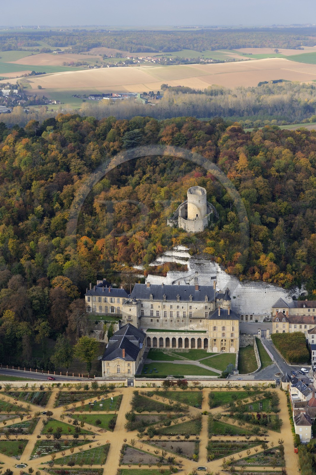 France, Val-d'Oise (95), parc naturel du Vexin français, la Roche-Guyon, labellisé Les Plus Beaux Villages de France, le château et la Seine (vue aérienne)