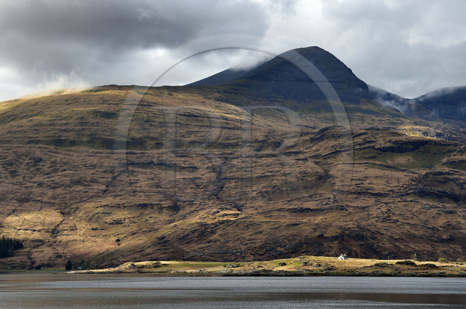 Royaume-Uni, Ecosse, Highland, Hébrides intérieures, Ile de Mull, maison traditionnelle au bord du Loch Scridain