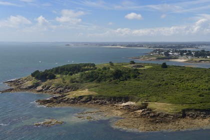 France, Morbihan, Gulf of Morbihan (Golfe du Morbihan), Rhuys peninsula, Arzon, Petit Mont cairn (aerial view)
