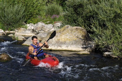 France, Hérault (34), vallée de l' Orb, descente en canoë-kayak de la rivière Orb au moulin de Travassac à Mons la Trivalle, Sylvain Cathala de Ateliers Rivière Randonnées