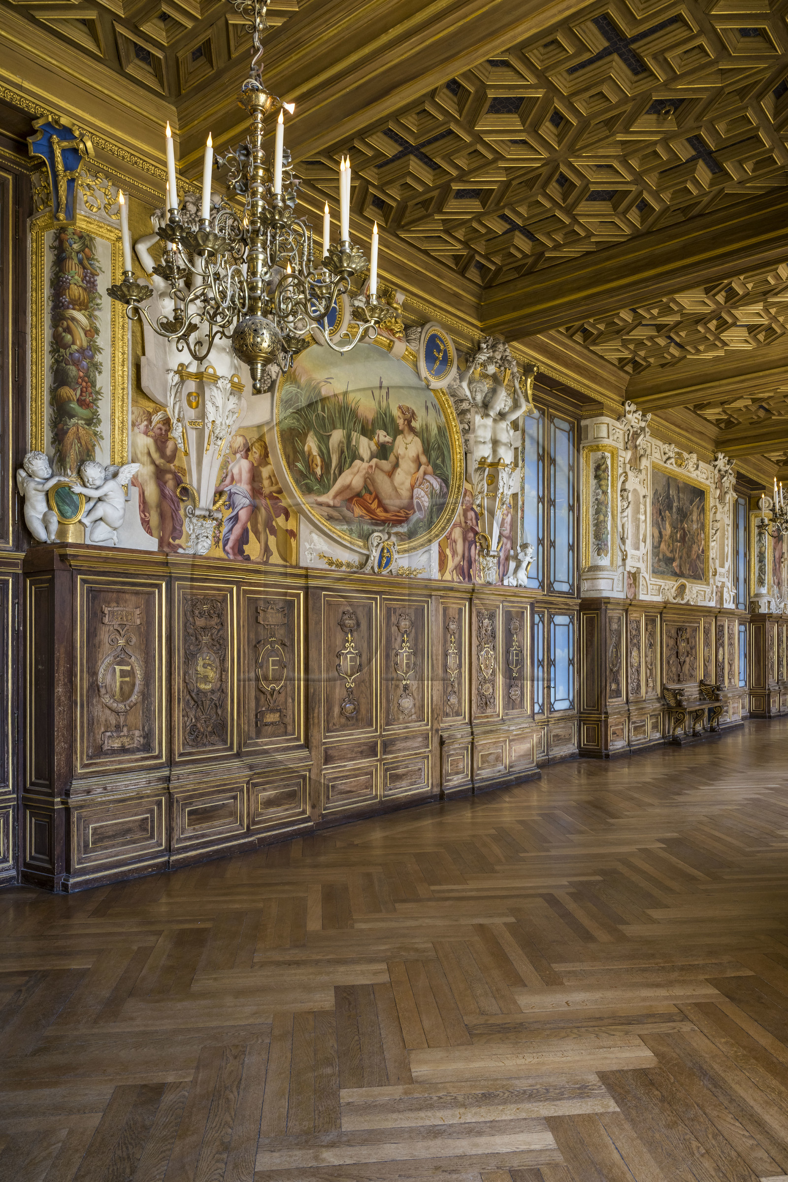 France, Seine-et-Marne (77), Fontainebleau, chateau de Fontainebleau, classé Patrimoine Mondial par l'UNESCO, la Galerie François 1er construite entre 1528 et 1530, décoré avec des peintures, des lambris, des fresques et des stucs, des boiseries en noyer sculpté et un plafond à caissons