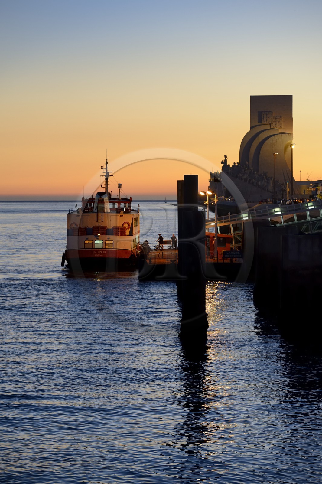 Portugal, Lisbonne, quartier de Belém, Padrao dos Descobrimentos (Monument des Découvertes) datant de 1960 à l'embouchure du Tage, ferry à quai