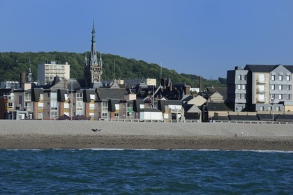 France, Seine-Maritime (76), Pays de Caux, Côte d'Albâtre, Fécamp, le Palais Bénédictine de style Néogothique et Néo-renaissance et la plage de galets