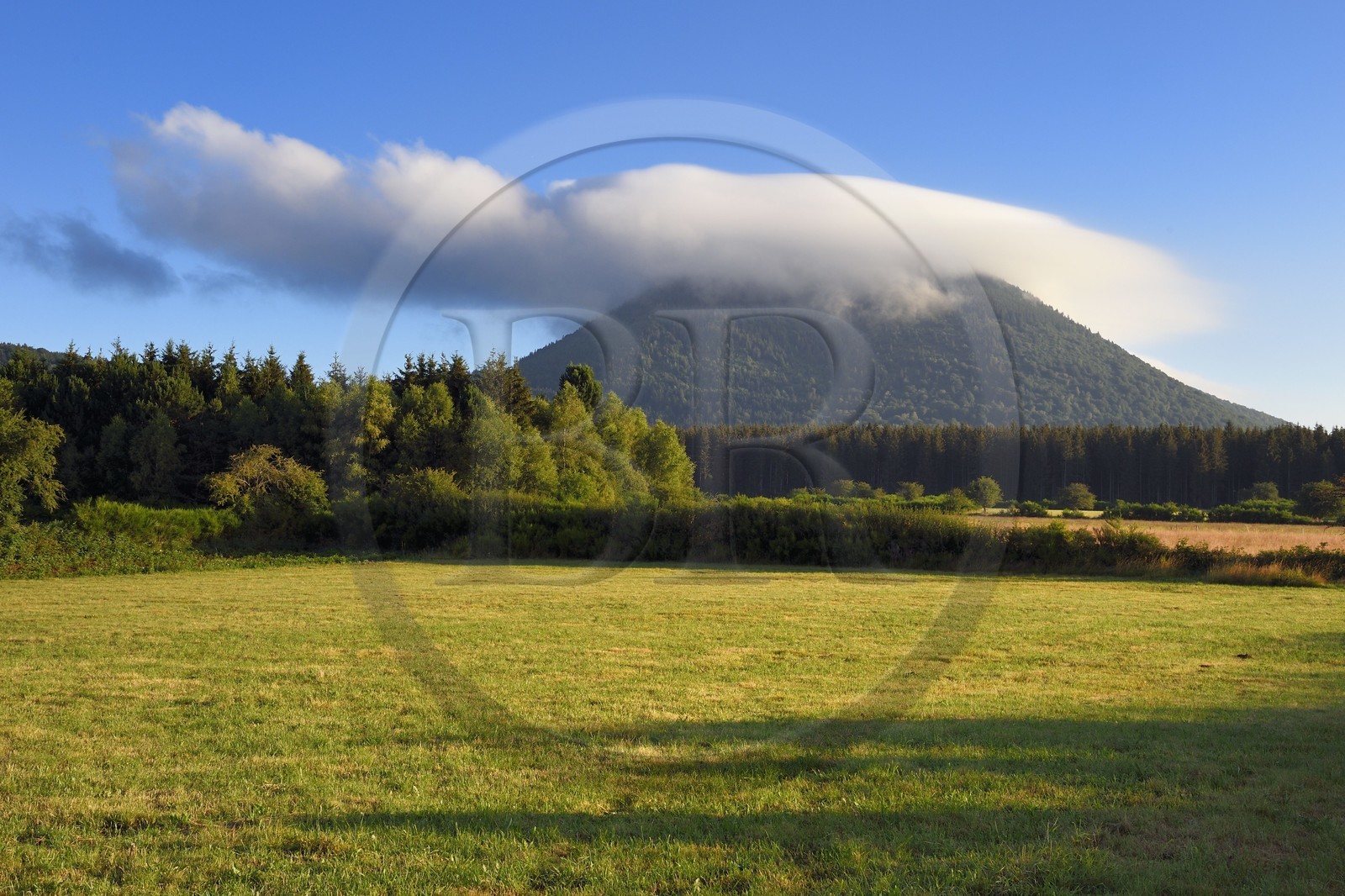 France, Puy-de-Dôme (63), Parc Naturel Régional des Volcans d'Auvergne, Chaine des Puys classée Patrimoine Mondial de l’UNESCO, le volcan Puy de Dôme dont le sommet est dans les nuages
