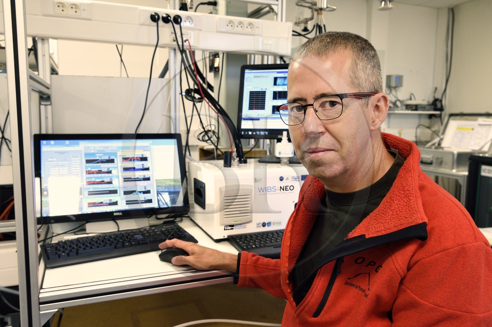 France, Puy-de-Dôme (63), Parc Naturel Régional des Volcans d'Auvergne, Station d'observation au sommet du Puy du Dôme, Jean-Luc Baray chercheur au Laboratoire de Météorologie Physique (Observatoire de physique du globe de Clermont-Ferrand (OPGC) et Université Blaise Pascal de Clermont-Ferrand), relève les données météorologiques des capteurs sur le toit de l'institut et controle les paramètres météorologiques mesurées et microphysiques (notamment le nombre et taille de gouttes d'eau)