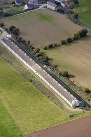 France, Côtes-d'Armor (22), L'Hermitage-Lorge, élevage de volailles (vue aérienne)