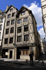 France, Paris (75), les plus anciennes maisons de Paris au 11 et 13 rue François Miron, maison à l'enseigne du mouton et maison à l'enseigne du faucheur (XIVe siècle)
