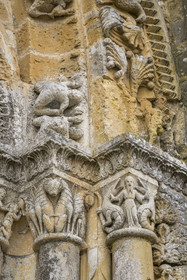 France, Vendée (85), Vouvant, labellisé Les Plus Beaux Villages de France, l'église Notre-Dame-de-l'Assomption, chapiteaux de la partie basse romane du XIIe siècle sur le portail monumental