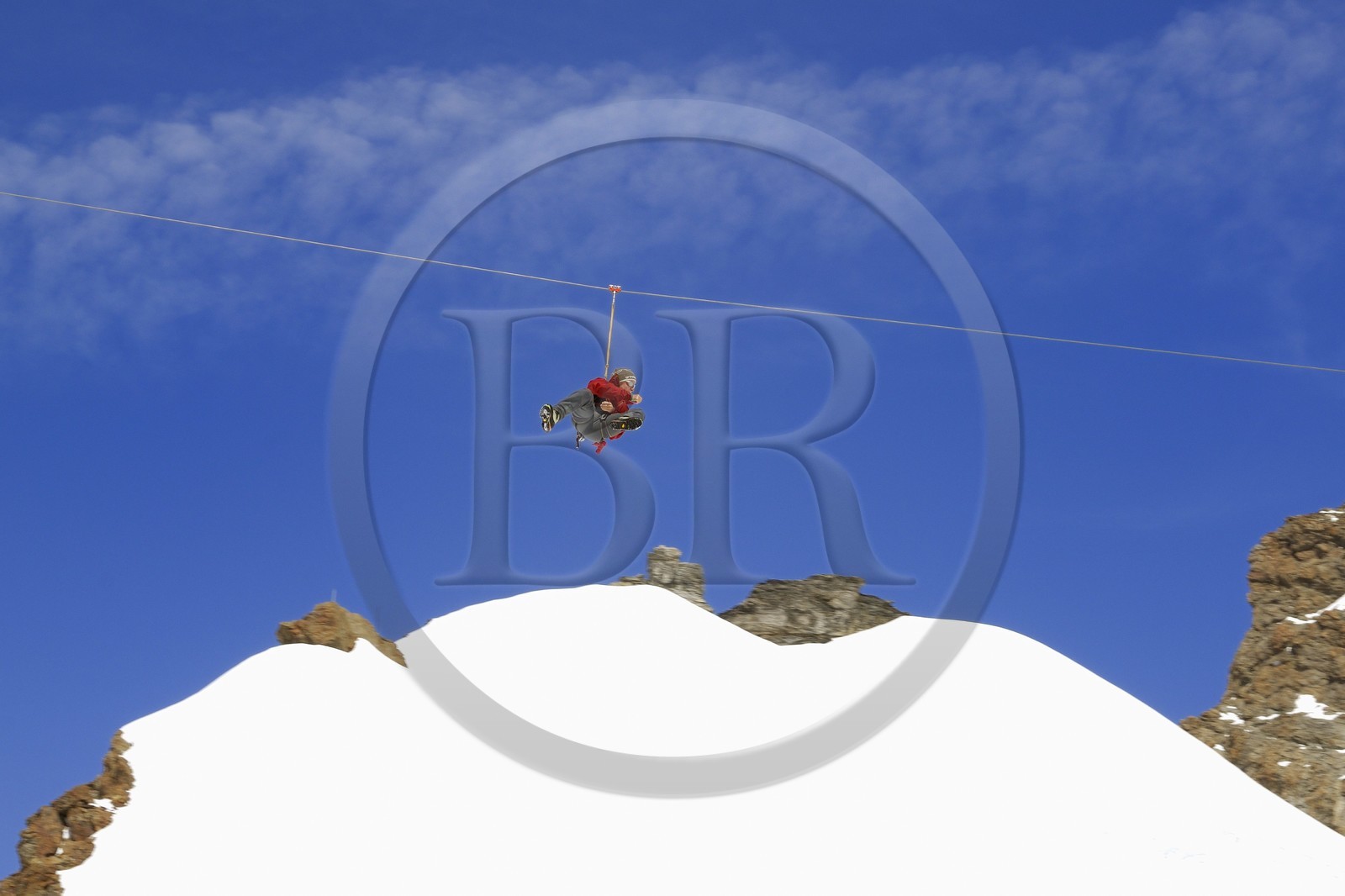 Suisse, Canton de Berne, Oberland bernois, massif de la Jungfrau (3 454 m) dit le toit de l' Europe, classé Patrimoine Mondial de l' UNESCO, jeu de neige sur tirolienne