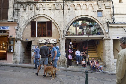 France, Corse-du-Sud (2A), Bonifacio, Ville Haute, commerce dans la rue Doria