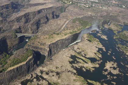 Zimbabwe, province de Matabeleland septentrional, fleuve Zambèze, les Chutes Victoria, classées Patrimoine Mondial de l'UNESCO, pont qui marque la frontière entre le Zimbabwe et la Zambie (vue aérienne)