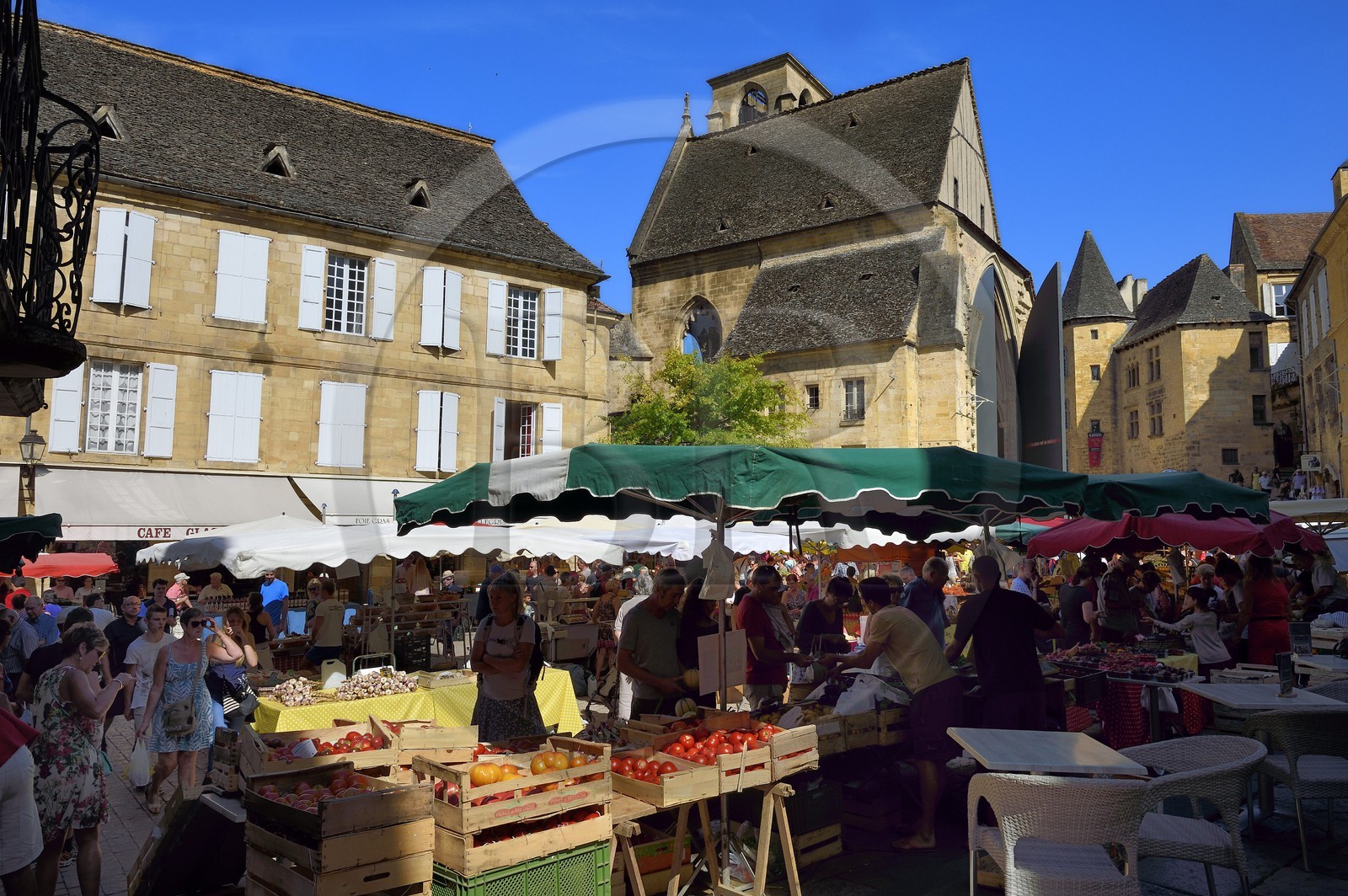 France, Dordogne (24), Périgord Noir, vallée de la Dordogne, Sarlat-la-Canéda, jour de marché place de la Liberté dans la vieille ville avec l'église Sainte-Marie en arrière-plan