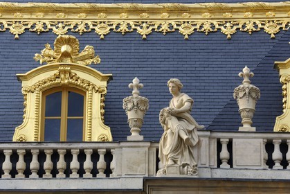 France, Yvelines (78), château de Versailles, classé Patrimoine Mondial de l'UNESCO, statue en bordure d'un toit d'un batiment de la Cour de Marbre rénovée en 2008