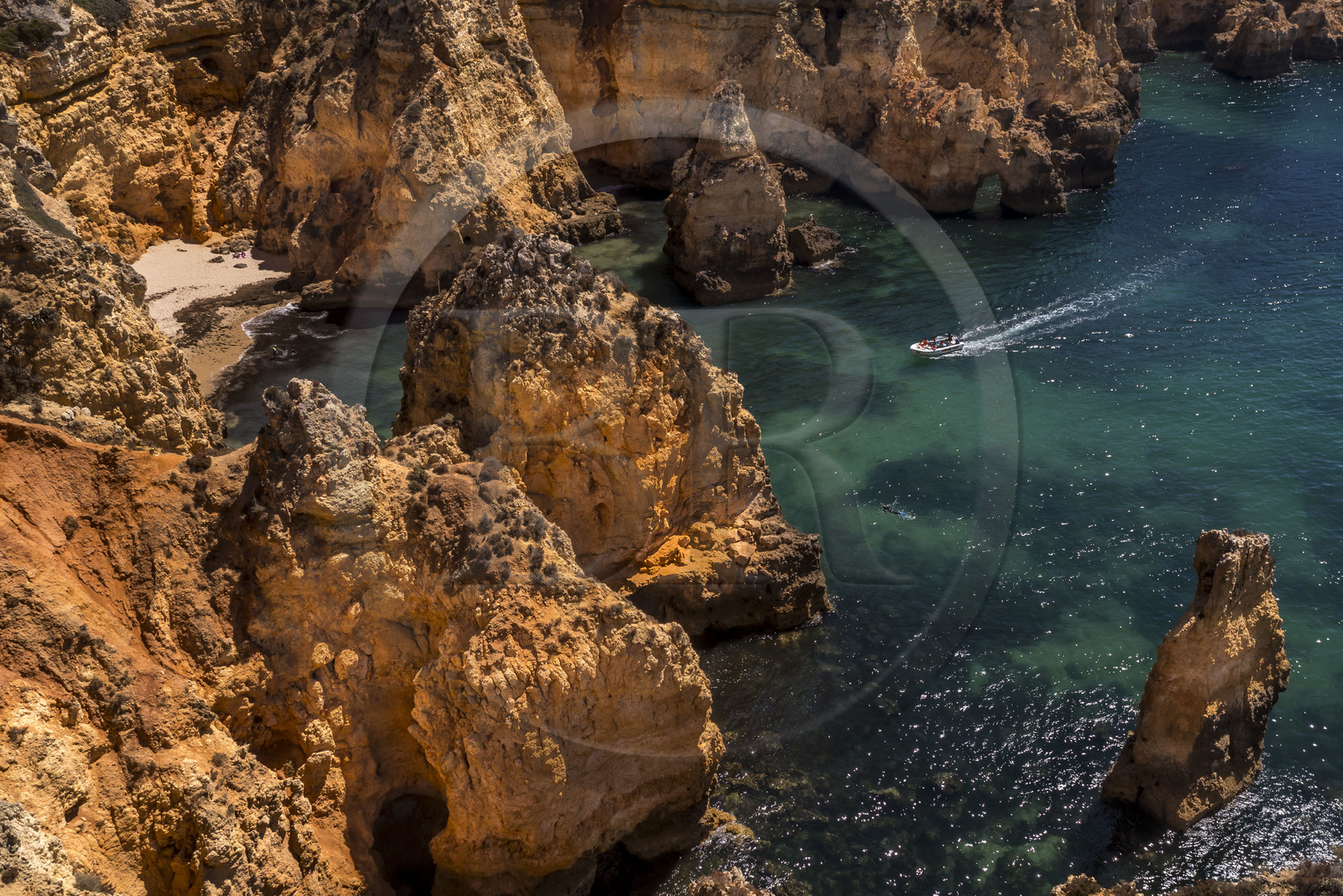 Portugal, Algarve, Lagos, découverte en bateau des criques et des grottes dans les falaises escarpées de la Ponta da Piedade (vue aérienne)