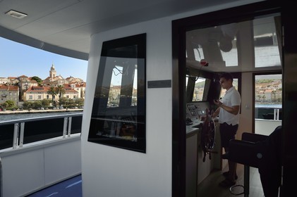 Croatie, Dalmatie, cote dalmate, Ile de Korcula, ville de Korcula, arrivée au port du bateau de croisière Ave Maria, son capitaine Rade Naranca dans la timonerie