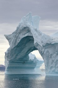 Groenland, cote Nord-Ouest, mer de Baffin, Inglefield Fjord vers Qaanaaq, iceberg formant un arche