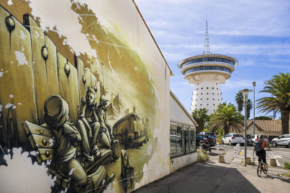 France, Hérault (34), Palavas-Les-Flots, le Phare de la Méditerranée, tour d'observation de 43 mètres issue de la transformation de l'ancien chateau d'eau et une peinture murale
