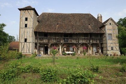 France, Saône et Loire (71), village de Juif, La Grosse Grange ferme bressane traditionnelle à étage et colombage