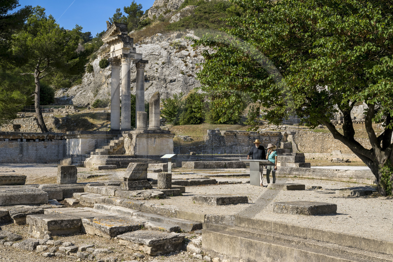 France, Bouches-du-Rhône (13), Parc Naturel Régional des Alpilles, Saint-Rémy-de-Provence, site archéologique de Glanum, colonnes et entablement reconstitués du petit temple géminé du premier forum