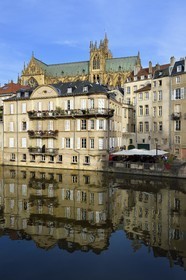 France, Moselle (57), Metz, les berges de la Moselle canalisée avec la cathédrale Saint-Etienne en arrière plan