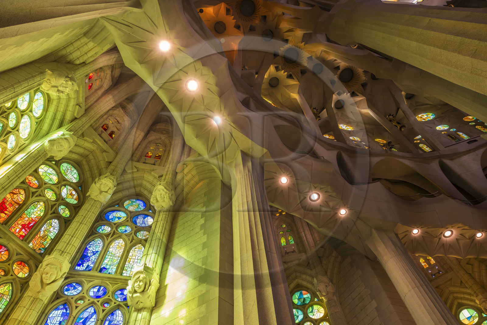 Espagne, Catalogne, Barcelone, quartier de l'Eixample, basilique de la Sagrada Familia de l'architecte du modernisme catalan Antoni Gaudi classée Patrimoine Mondial de l'UNESCO, vitraux de l'abside au dessus du déambulatoire réalisation du peintre et verrier catalan Joan Vila-Grau