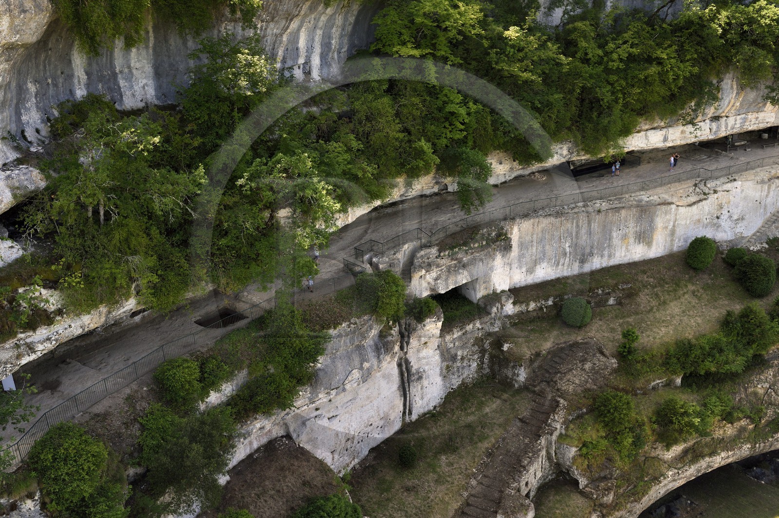 France, Dordogne (24), Périgord Noir, vallée de la Vézère, site préhistorique et grotte ornée classés Patrimoine Mondial de l'UNESCO, Peyzac-le-Moustier, falaise de La Roque-Saint-Christophe, site troglotytique datant de la Préhistoire, abri sous roche de la grande terrasse (vue aérienne)