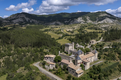 France, Drôme (26), parc naturel régional des Baronnies provençales, Aulan, château (XIIe siècle reconstruit XIXe siècle)(vue aérienne)