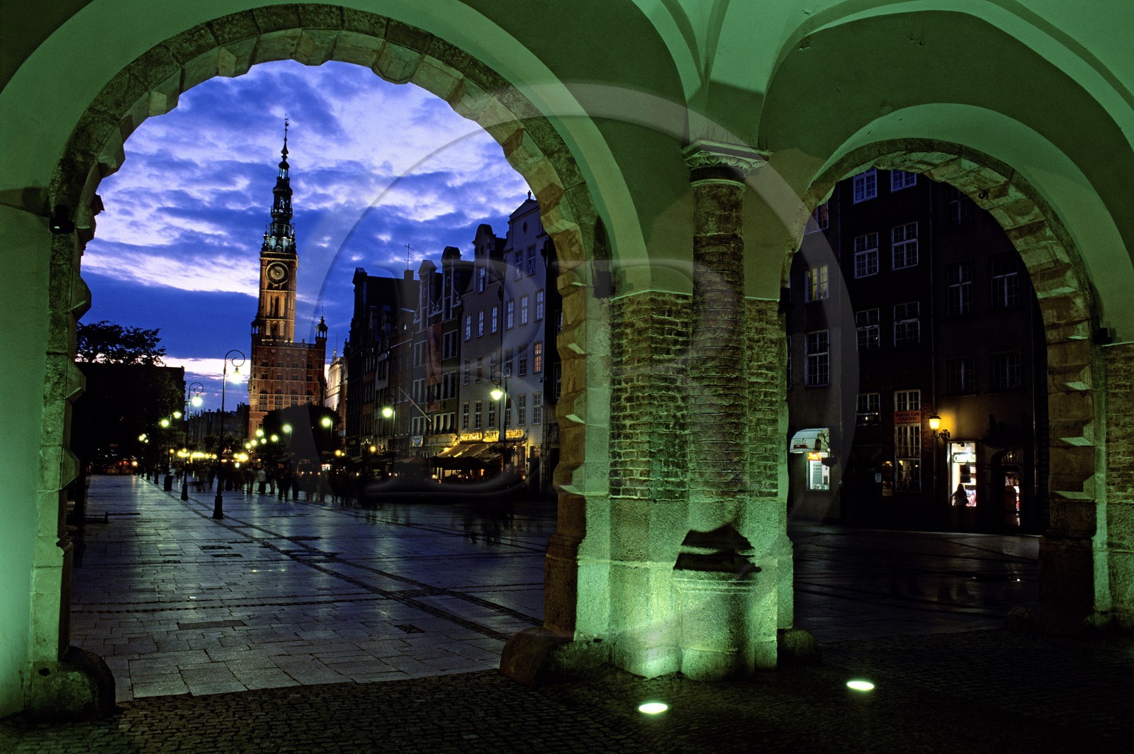 Pologne, Poméranie Orientale, Gdansk, le Long-Marché (Dlugi Targ), artère de la “ville principale et l’Hôtel de ville sous le porche de la Porte Verte Pologne, Poméranie Orientale, Gdansk, le Long-Marché (Dlugi Targ), artère de la “ville principale et l’Hôtel de ville sous le porche de la Porte Verte
