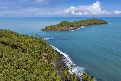 France, Guyane, Kourou, Iles du Salut, l'Ile du Diable en face de l'Ile Royale a servi de bagne aux prisonniers politiques dont Alfred Dreyfus (vue aérienne)