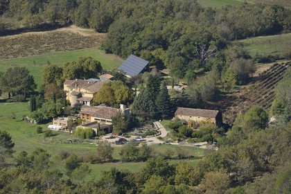 France, Var (83), Provence Verte, Bras, vers Saint-Maximin-la-Sainte-Baume, la maison d'hotes Le Peyrourier - une campagne en Provence (vue aérienne)