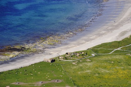 Royaume-Uni, Ecosse, Iles Orcades, Ile de Mainland, ruines du village préhistorique de Skara Brae, classées Patrimoine Mondial de l'UNESCO et la Baie de Skaill (vue aérienne)