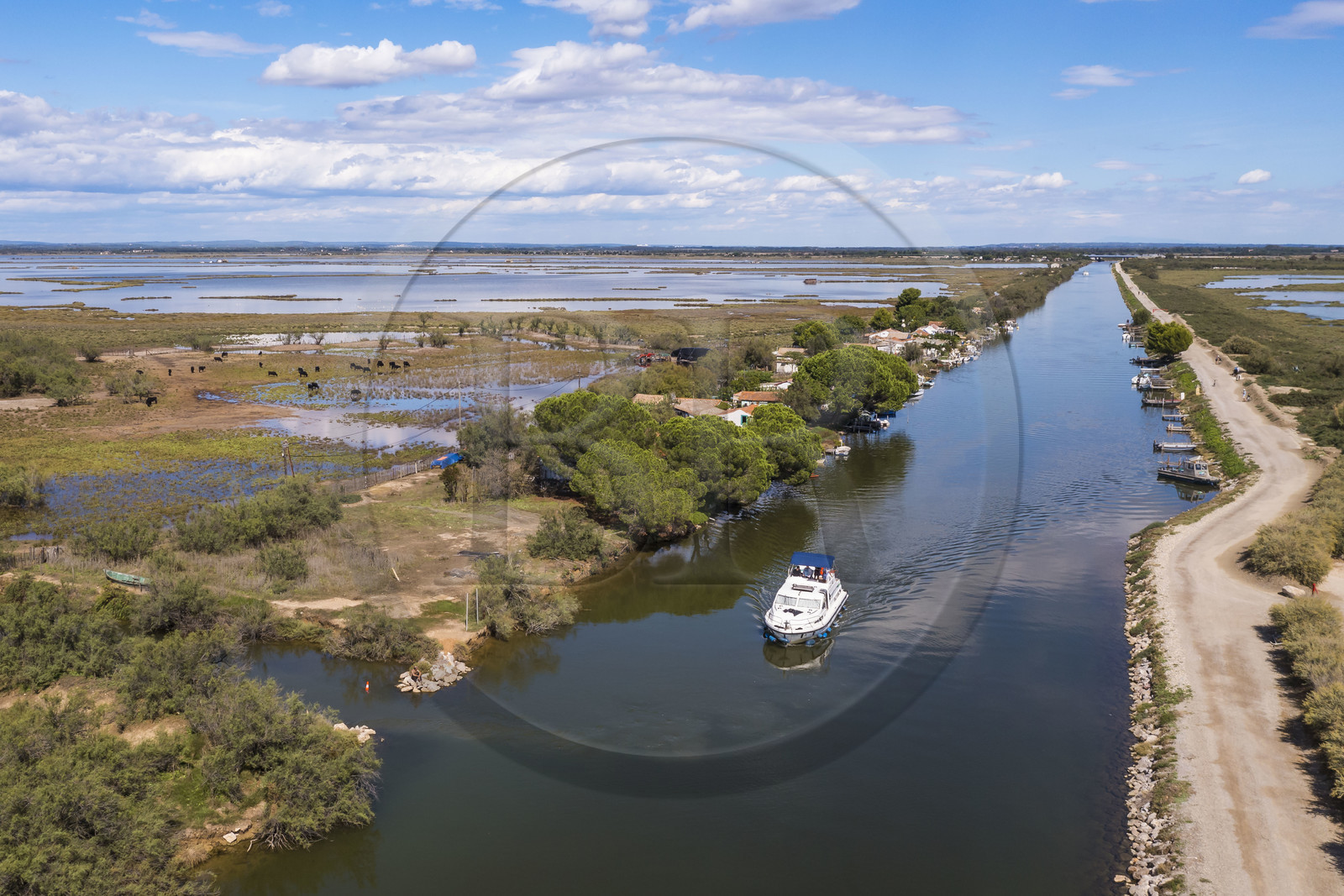 France, Hérault (34), La Grande-Motte, lieu dit des Cabanes du Roc, anciennes cabanes de pécheurs en bordure du canal du Rhône à Sète, l'étang de l'Or en arrière plan (vue aérienne)